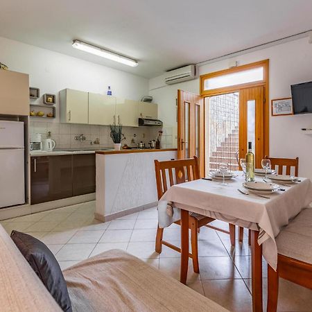 2 Bedroom Stunning Apartment In Ровинь Экстерьер фото