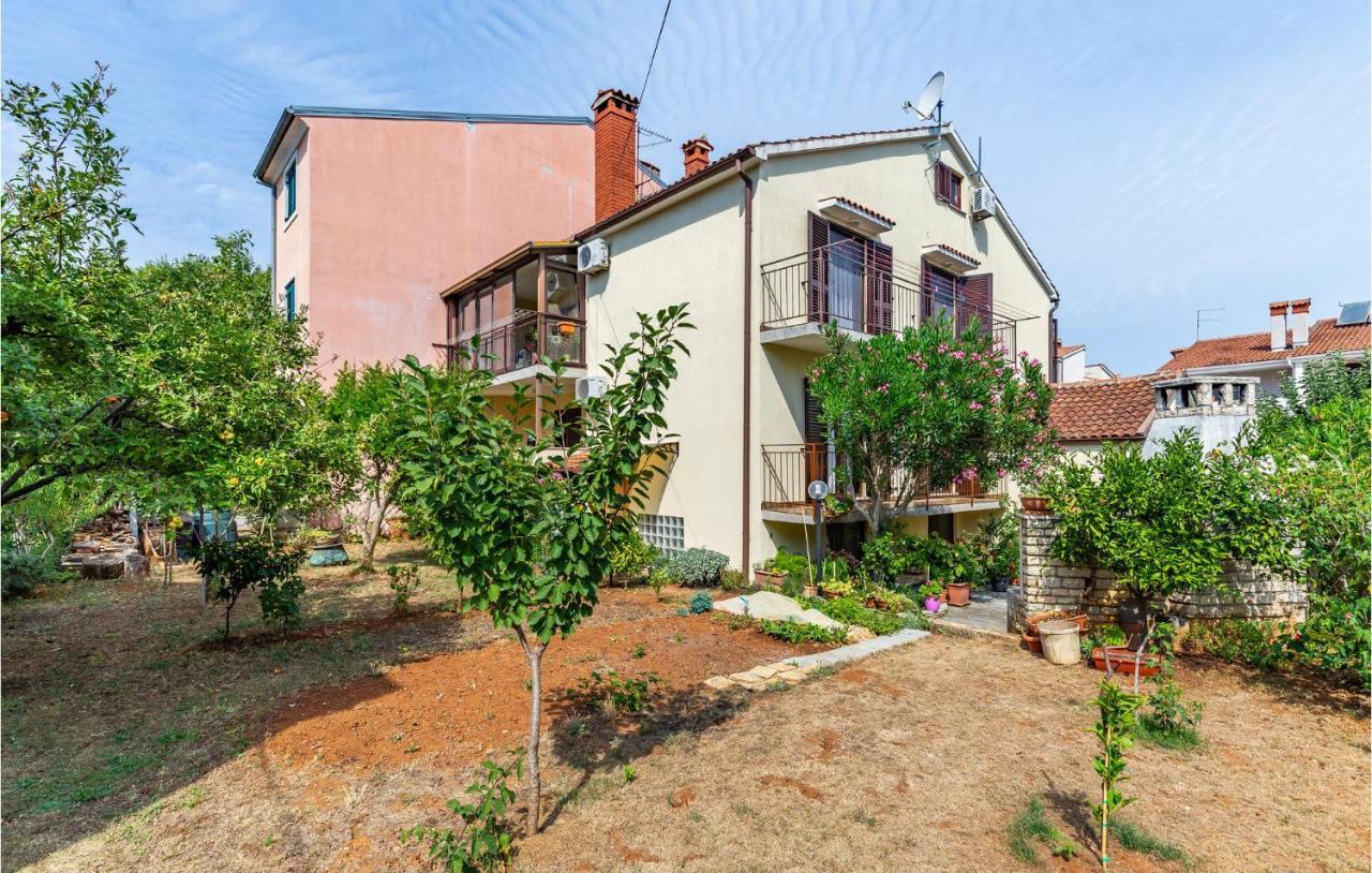 2 Bedroom Stunning Apartment In Ровинь Экстерьер фото