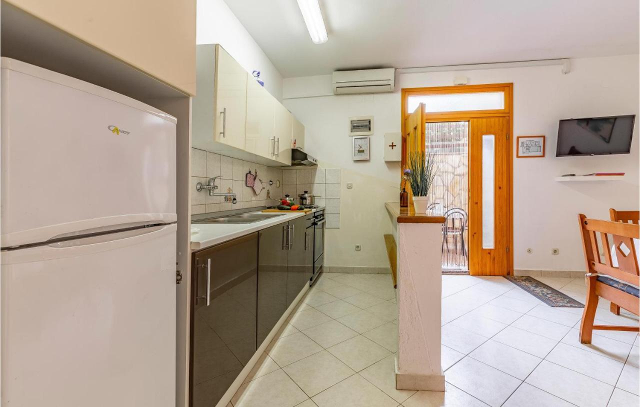 2 Bedroom Stunning Apartment In Ровинь Экстерьер фото