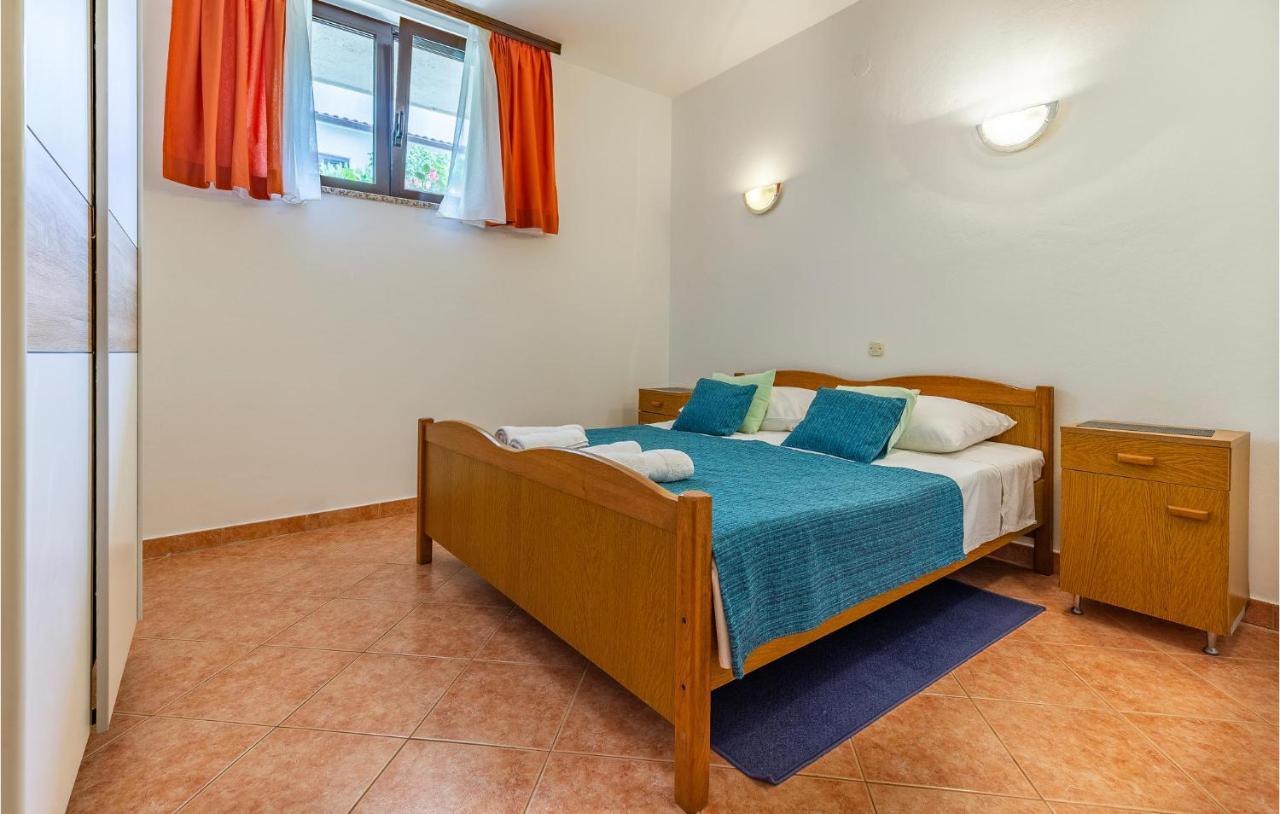 2 Bedroom Stunning Apartment In Ровинь Экстерьер фото