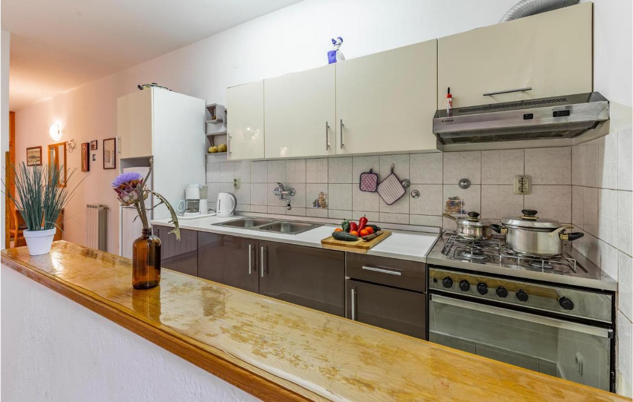 2 Bedroom Stunning Apartment In Ровинь Экстерьер фото