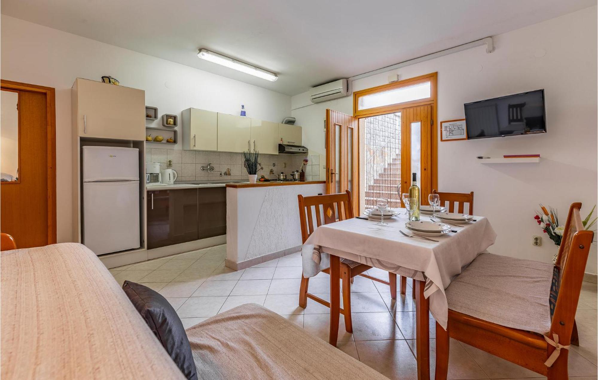 2 Bedroom Stunning Apartment In Ровинь Экстерьер фото